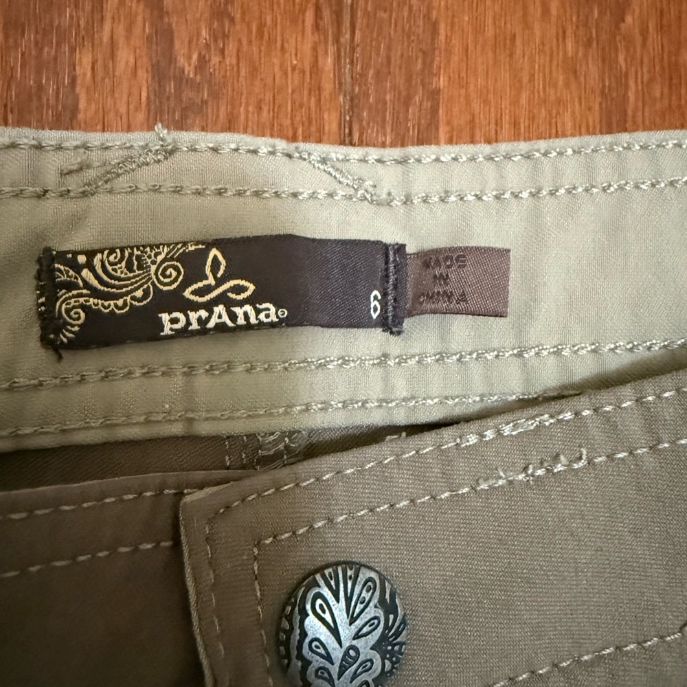 prAna Women's Khaki Hiking Shorts Size 6 Cargo Pockets Outdoor Casual - Picture 2 of 6